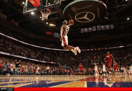 勇士137-103击败国王 库里27+10德罗赞24分