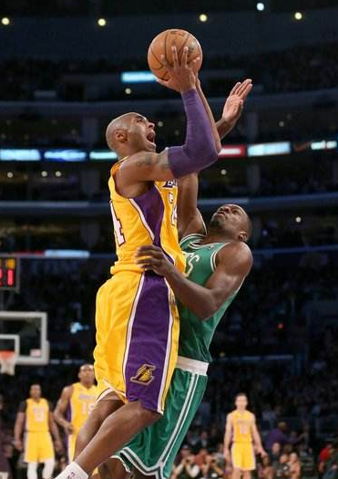 篮球湖人核心球员连续四场得分上双